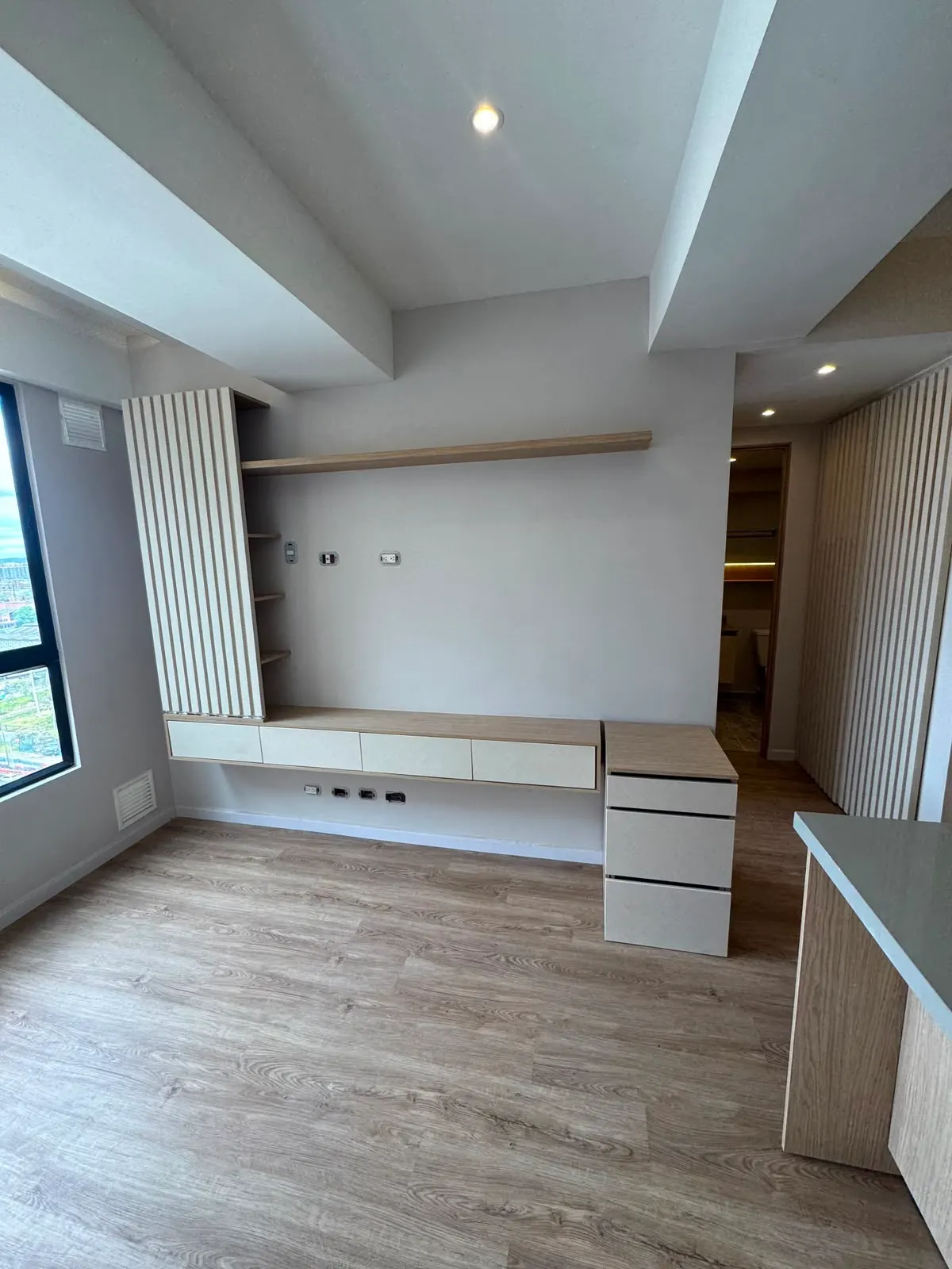 Mueble a medida con panel listonado y escritorio flotante