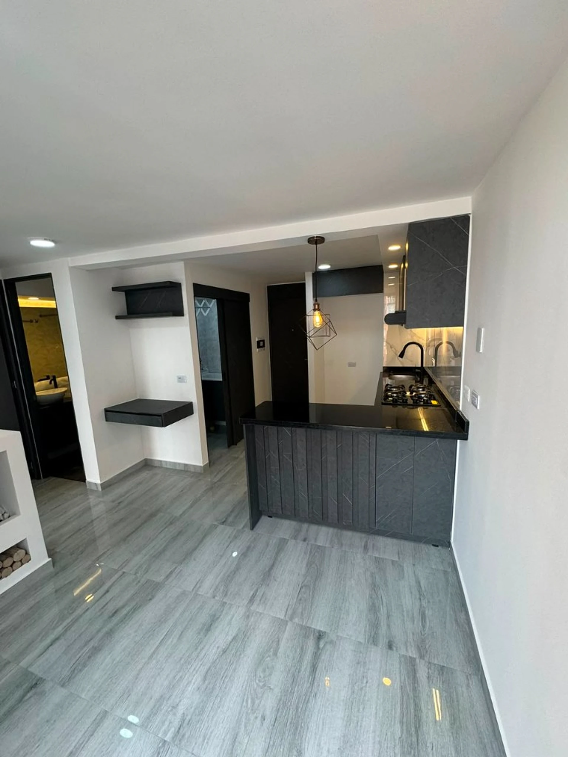 Cocina y pasillo terminados en un apartamento remodelado en Bogotá